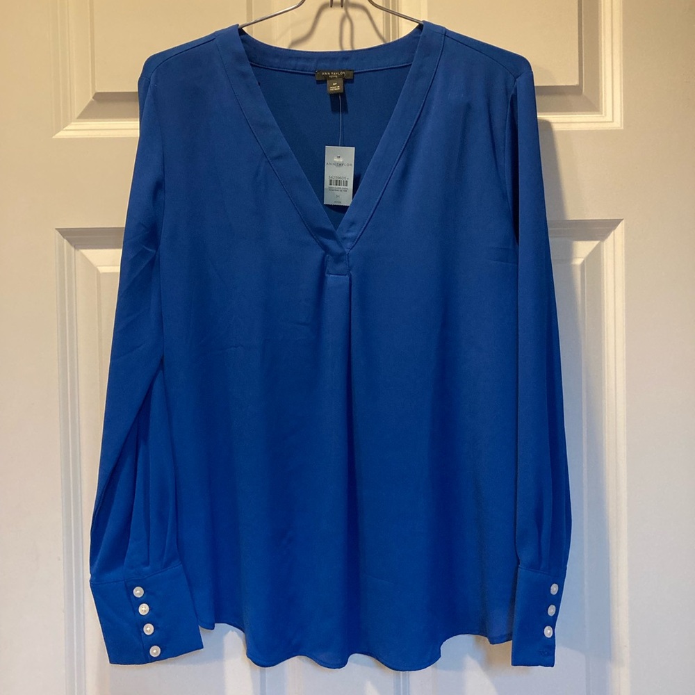 Ann Taylor popover v-neck long sleeve blouse.